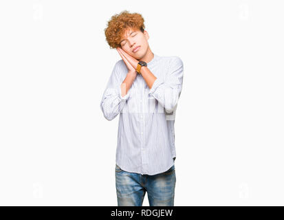 Bel giovane uomo d affari con capelli Afro indossa maglietta elegante dormire stanchi di sognare e in posa con le mani insieme mentre sorridente con gli occhi chiusi Foto Stock