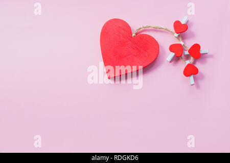 Il giorno di San Valentino carta rossa in legno cuori isolati su sfondo rosa.felice il giorno di San Valentino del concetto. Cartolina di festa. Il concetto di amore per la festa della mamma e il giorno di san valentino.spazio copia Foto Stock