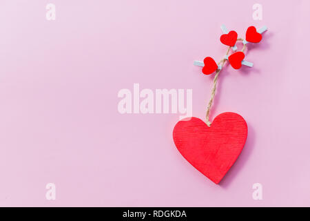 Il giorno di San Valentino carta rossa in legno cuori isolati su sfondo rosa.felice il giorno di San Valentino del concetto. Cartolina di festa. Il concetto di amore per la festa della mamma e il giorno di san valentino.spazio copia Foto Stock