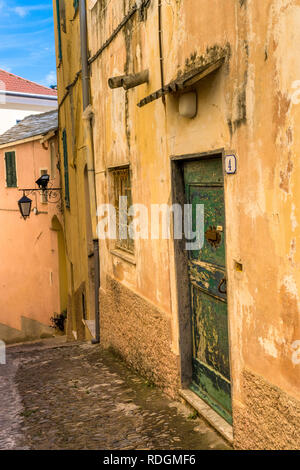 Gasse in der Altstadt von Cervo mit alter Holztüre, la Riviera di Ponente, Liguria, Italia Foto Stock