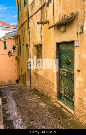 Gasse in der Altstadt von Cervo mit alter Holztüre, la Riviera di Ponente, Liguria, Italia Foto Stock