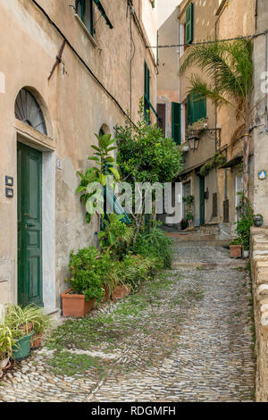 Gasse in der Altstadt von Cervo Riviera di Ponente, Liguria, Italia Foto Stock
