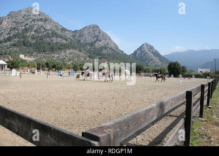 Giovani piloti competere sui loro cavalli e poney su un locale competizione equestre nell'isola spagnola di Ma Foto Stock