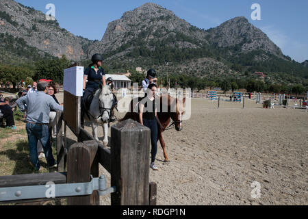 Giovani piloti competere sui loro cavalli e poney su un locale competizione equestre nell'isola spagnola di Ma Foto Stock