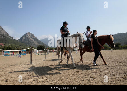 Giovani piloti competere sui loro cavalli e poney su un locale competizione equestre nell'isola spagnola di Ma Foto Stock