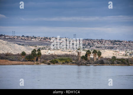 Paratia City, Arizona, dal Nevada lato del fiume Colorado Foto Stock