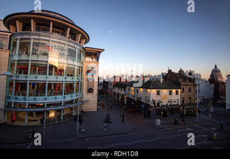 Crepuscolo presso il Cornerhouse nella città di Nottingham, Nottinghamshire REGNO UNITO Inghilterra Foto Stock