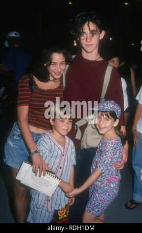 SANTA MONICA, CA - 2 ottobre: un attore assiste lo Starlight per i bambini della Fondazione California presenta la prima relazione annuale di festeggiare! Starlight Carnival il 2 ottobre 1993 presso la Barker Hangar di Santa Monica, California. Foto di Barry re/Alamy Stock Photo Foto Stock