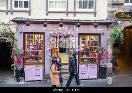 Cashmere shop di Edimburgo sulla Royal Mile con visitatori asiatici i turisti a piedi,DAL CENTRO CITTÃ di Edimburgo, Scozia Foto Stock