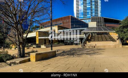 Angolo basso panorama del western Colorado River ingresso laterale a Austin in Texas municipio edificio Foto Stock