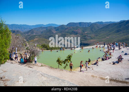 Turistico a un lago fatto da cascate pietrificate, Hierve el Agua, Oaxaca, Messico Foto Stock