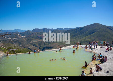 Turistico a un lago fatto da cascate pietrificate, Hierve el Agua, Oaxaca, Messico Foto Stock