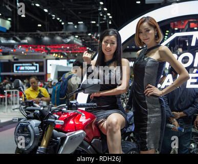 Nonthaburi, Tailandia - 4 Dicembre 2018: i presentatori posano con moto Honda nel motore di Expo 2018 Foto Stock