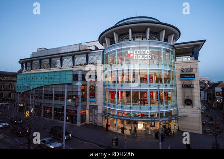 Crepuscolo presso il Cornerhouse nella città di Nottingham, Nottinghamshire REGNO UNITO Inghilterra Foto Stock