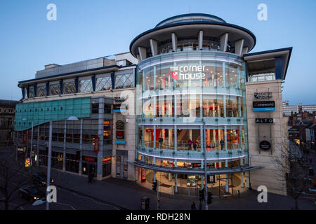 Crepuscolo presso il Cornerhouse nella città di Nottingham, Nottinghamshire REGNO UNITO Inghilterra Foto Stock