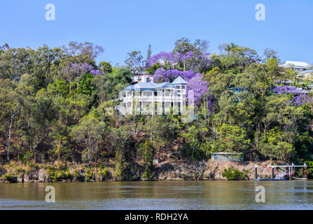 Tradizionale casa Queenslander sulle rive del fiume nel Queensland Australia.jpg Foto Stock