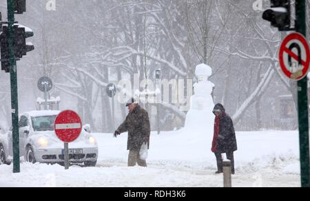 Inverno del traffico su strada durante la nevicata, Essen, Renania settentrionale-Vestfalia Foto Stock
