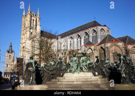 Hubert e Jan van Eyck monumento, Sint Baafskathedraal o la Cattedrale di San Bavone, nella parte posteriore sinistra del campanile, città vecchia, Gand Foto Stock