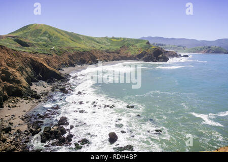 Spiaggia di sabbia e rocce erose sulla fascia costiera sull'Oceano Pacifico, Mori punto, pacifica, California Foto Stock