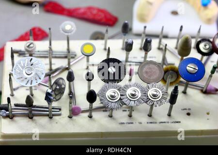 Laboratorio Odontotecnico, fabbricazione di protesi dentarie da parte di un maestro artigiano, strumenti per la molatura, fresatura e lucidatura Foto Stock