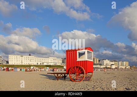 Macchina balneare sulla spiaggia principale, Borkum Island, un Frisone Orientali Isola, Frisia orientale, Bassa Sassonia Foto Stock