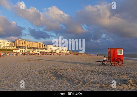 Macchina balneare sulla spiaggia principale, Borkum Island, un Frisone Orientali Isola, Frisia orientale, Bassa Sassonia Foto Stock