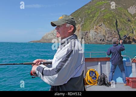 I pescatori pesca nella parte anteriore del th scogliere di Slieve League, County Donegal, Irlanda, Europa Foto Stock