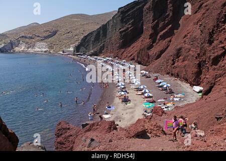 La Spiaggia Rossa vicino ad Akrotiri, SANTORINI, CICLADI Mar Egeo, Grecia, Europa Foto Stock