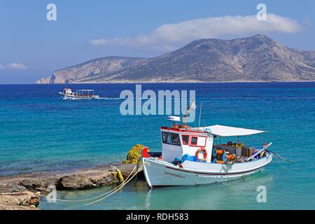 La pesca in barca sull isola Koufonisi, Kato Koufonisi nel retro, Cicladi Mar Egeo, Grecia, Europa Foto Stock