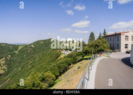 A piedi attorno al Lick Observatory complesso sulla cima di Mt Hamilton, San Jose, South San Francisco Bay, California Foto Stock