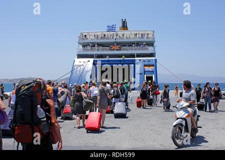 Traghetto per Santorini, Porto, città di Naxos, l'isola di Naxos, Cicladi Mar Egeo, Grecia, Europa Foto Stock