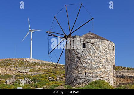 Mulini a vento vicino Koronos, isola di Naxos, Cicladi Mar Egeo, Grecia, Europa Foto Stock