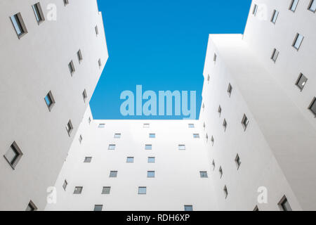 Cercare appartamento cortile - facciata di edificio, corte e cielo blu Foto Stock