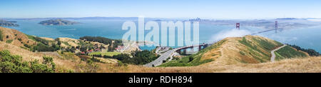 Vista panoramica della baia di San Francisco, il Golden Gate Bridge, Angel Island e il Quartiere Finanziario, California Foto Stock