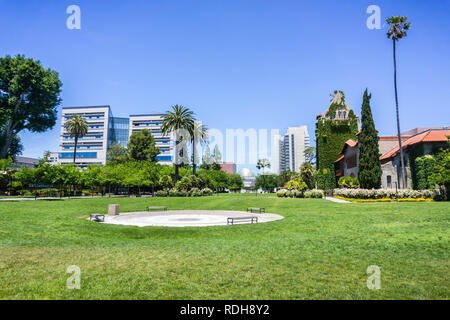 Paesaggio in San Jose State University campus; edifici moderni in background; San Jose, California Foto Stock