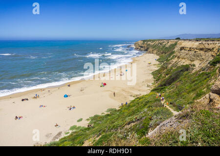Popolare spiaggia sulla costa dell'Oceano Pacifico nei pressi di Half Moon Bay, San Francisco Bay Area, California