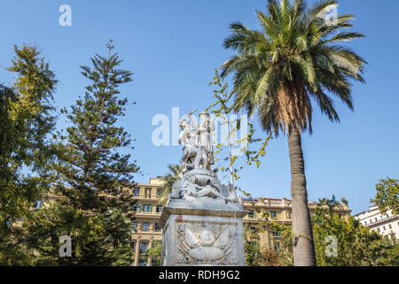 Fontana e il Monumento alla Libertà americana a Plaza de Armas - Santiago del Cile Foto Stock