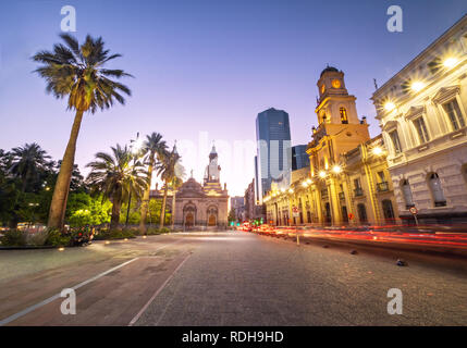 Plaza de Armas e Santiago Cattedrale Metropolitana di notte - Santiago del Cile Foto Stock