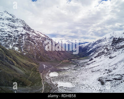 Una vista aerea, le valli delle Ande nel Cile centrale a Cajon del Maipo, Santiago del Cile, incredibili viste sulle montagne e sui ghiacciai un luogo perfetto Foto Stock