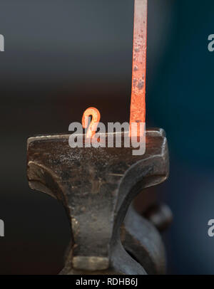 Fabbro al lavoro. Foto Stock