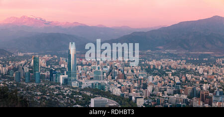 Vista aerea di Santiago skyline al tramonto - Santiago del Cile Foto Stock