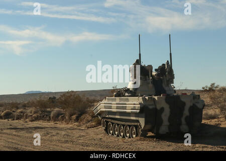 Troopers del 11TH Armored reggimento di cavalleria sondaggio Siberia, National Training Centre, California, per eventuali elementi di avanzamento della terza Brigata Team di combattimento, 1° Divisione di cavalleria, da Fort Hood, Texas, il 13 gennaio 2019. Questa difesa ha contestato la Brigata Graywolf della possibilità di assumere una zona fortificata. (US Army foto di Sgt. Justin Maggio) Foto Stock