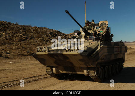 Undicesimo Armored Calvario Reggimento Troopers manovra attraverso la Siberia, il Centro Nazionale di Allenamento, California, a unirsi nella difesa contro la terza Brigata Team di combattimento, 1° Divisione di cavalleria, da Fort Hood, Texas, il 13 gennaio 2019. Questa difesa ha contestato la Brigata Graywolf della possibilità di assumere una zona fortificata. (US Army foto di Angelo Spc Heraldez) Foto Stock