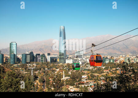 Santiago Parco Metropolitano La funivia e Santiago skyline di antenna - Santiago del Cile Foto Stock