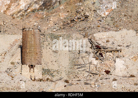 Miniera abbandonata vicino al loop di dolomite in California, Stati Uniti d'America Foto Stock