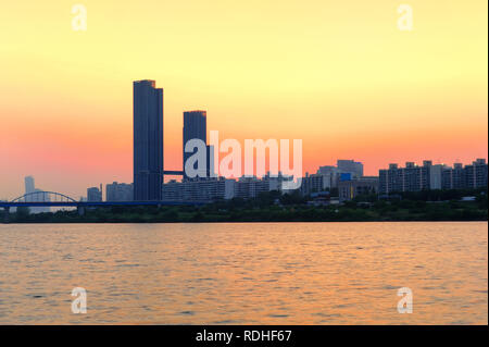 Vivid bel tramonto Cielo di sera oltre il fiume Han, ponte di Banpo famosa località turistica landmark view point a Seoul, Corea del Sud Foto Stock