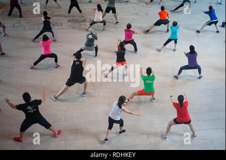 12.07.2018, Singapore, Repubblica di Singapore, in Asia - uomini e donne partecipano a un pubblico di ginnastica danza nel distretto centrale. Foto Stock