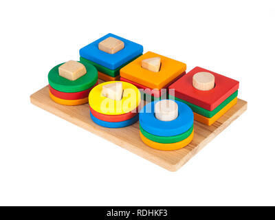 Foto di un giocattolo di legno per bambini con sorter piccoli dettagli in legno in forma di forme geometriche (rettangolo, quadrato, cerchio, triangolo), in differenti Foto Stock