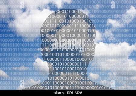 Il Cloud Computing in codice contro un cielo blu Foto Stock