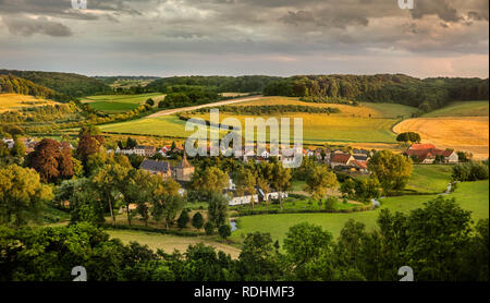 Vista sul castello e station wagon Genhoes, Schin op Geul, Paesi Bassi. Foto Stock